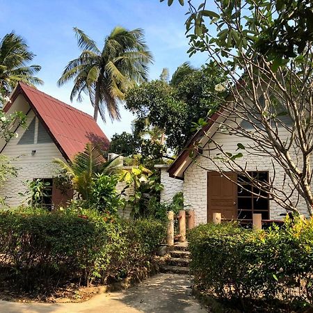 Blue Beach Resort Baanphakrimlay Екстериор снимка