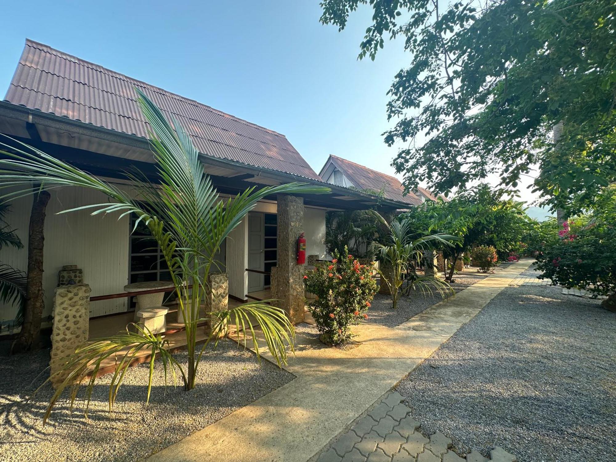 Blue Beach Resort Baanphakrimlay Екстериор снимка